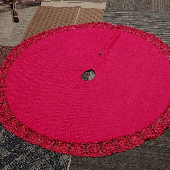 Red Christmas Tree Skirt with Lace Trim - Picture 2 of 5